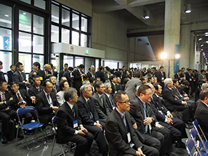 大勢の関係者が列席した開会式