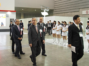 会場内を見学する杉村JRC代表理事ら