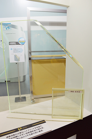 単板の鉛ガラス（写真右下）に比べ透明度が高い多層構造のLXプレミアム