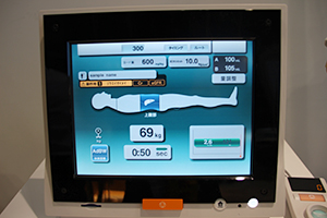 「DUALSHOT GX7」のユーザーインターフェイス。患者情報をモニタに呼び出すことで造影剤副作用などを確認できる。