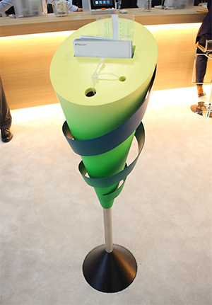 CT用に使えるエクステンションチューブ「Spiral Flow」発売を記念した「スパイラル」な展示模型が設置されていた。