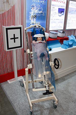 乳幼児立位・臥位撮影台「ファンティクサー」