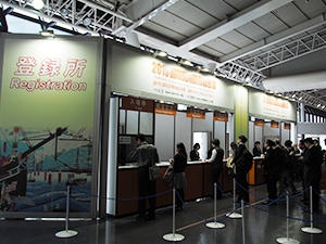 ITEM開幕直後で来場者が列をつくる展示ホール2階の登録所