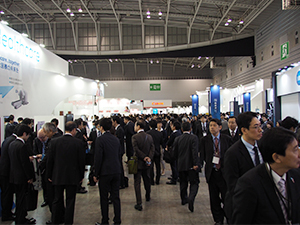 歩きにくいほどの人出となったITEM初日