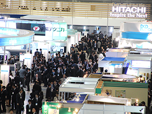 多くの来場者で混雑する会場