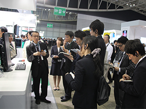 JIRA会員企業の新人を対象にしたブースツアーの様子