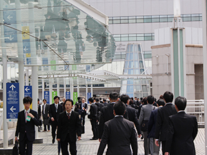 展示ホールと会議センターを行き交う来場者