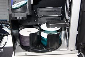 「MDS Professional Series」は，縦方向にのみ動くアームが特長である。他社製品に比べて可動部分が少ないので，故障率が少ない。