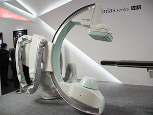 低侵襲がコンセプトの血管撮影装置「Trinias series MiX package」