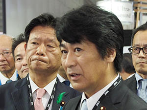 田村憲久氏（写真手前）と三ッ林裕巳氏（写真奥）