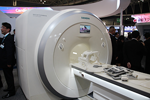 3T同等の最新技術と省エネを可能にした1.5T MRI「MAGNETOM Amira」