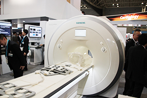 3T同等の機能とコスト効率を両立した1.5T MRI「MAGNETOM Amira」