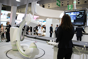 Cアームの広い可動域で循環器検査をサポートする「Artis one」