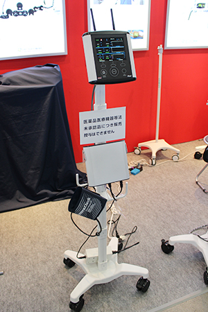 参考出品された多項目生体情報モニター「iRad」。 SpO2センサーはワイヤレスでの測定が可能であり，年内の発売を予定している。