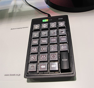 「Caps-Web」ではハンギングプロトコル機能が使用できる。マンモグラフィの読影フローに対応したテンキーが標準装備されている。