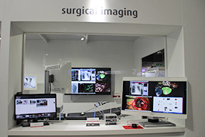 操作室から手術室を覗き込む形の見え方もシミュレーションされている。