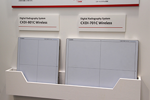 デジタルラジオグラフィCXDIのラインナップを紹介（左：「CXDI-801C Wireless」，右：「CXDI-701C Wireless」）