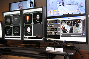 Medical Image Placeの「遠隔読影インフラサービス端末」（左）とWeb会議システム「IC3」（右）