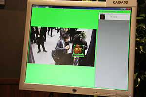 顔認証システムで認証されると画面が緑色に表示される。