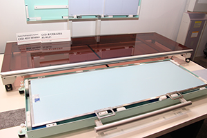 CXDI長尺用臥位架台「AS-ML01」。2m程度の撮影距離でワンショット長尺撮影を可能にする。