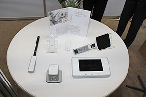 診断用X線測定器「RaySafe X2」本体と各種専用センサー（右下が本体）