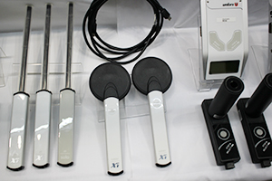 診断用X線測定器「RaySafe Xi」本体と各種専用センサー（右上が本体）