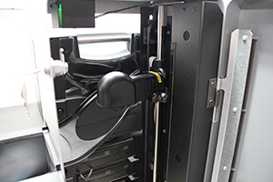 より頑丈になったピックアップアーム。縦方向にのみ動くことで他社製品に比べて可動部分が少ないので，故障率が少ない。