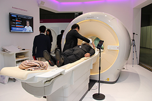 多くの来場者が“In-Bore Experience”を体験