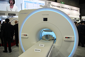 新しいデザインの3T MRI（薬機法未承認品）を展示