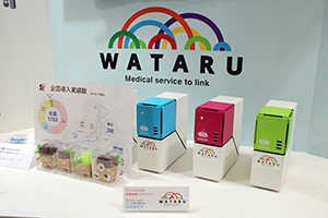 WATARU-CUBE。A4のファイルボックスよりも小さいぐらいのコンパクトな筐体。