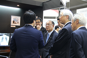 キヤノンの御手洗冨士夫会長と東芝メディカルシステムズの瀧口登志夫社長がブースを訪れた。