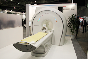 国内初展示の1.5T超電導MRIシステム「ECHELON Smart」
