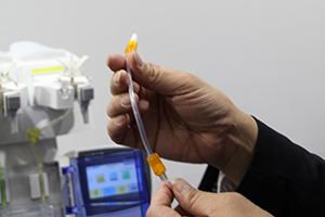 単回使用のチューブは，オレンジ色の部分に逆止弁を搭載