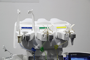 造影剤のバイアル，生食パックを3本セットでき，シリンジの使用も可能