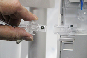 MRI用の患者側チューブには，再使用防止のためのマイクロチップを搭載