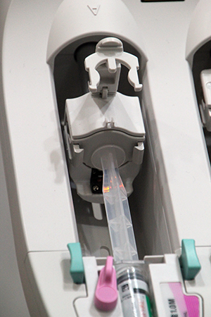 近接センサによりMRI用造影剤を最適な量で注入可能