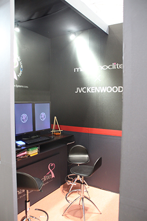 各個室ブースで，異なる最新5メガピクセルモニタでの環境を体験できる。