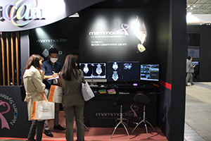 ブースでもユーザーとの意見交換を行えるオープンスペースを設け，ニーズの取り入れを積極的に行っていた。