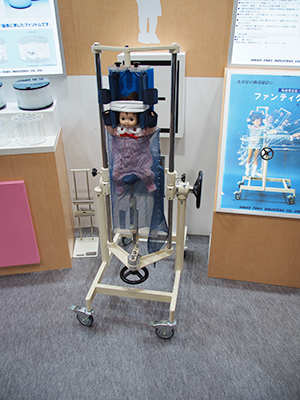 乳幼児立位・臥位撮影台「ファンティクサー（FD-21型）」