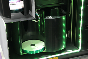 100枚×4機のディスクビンを備え，400枚の連続作成に対応