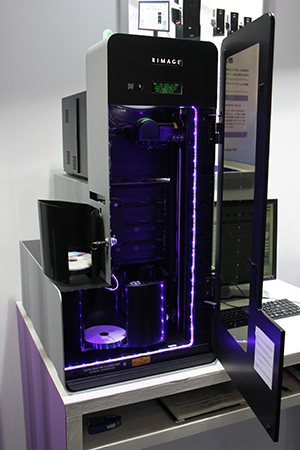 「Producer MDS-8200N」の内部は，LEDによるライトアップが可能