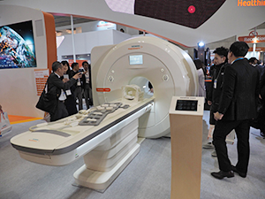 「MAGNETOM Sempra」は上位機種のアプリケーションを利用でき，経済的にも優れた1.5T MRI