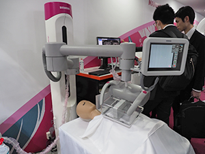 女性医療のコーナーでは，自動走査の超音波診断装置「ACUSON S2000 ABVS HELX Evolution」を展示