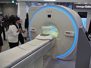 3T MRIの「Vantage Galan 3T」と映像による快適な検査空間を演出する「MRシアター」を紹介