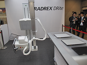 X線支持装置から撮影台まですべてを一新した一般撮影装置「RADREX DRite」（薬機法未承認）を出展