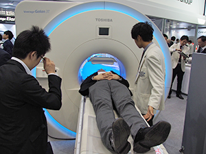 3T MRI「Vantage Galan 3T」では快適な検査空間を演出する「MRシアター」と合わせて紹介