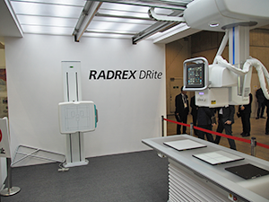X線管保持装置から撮影台まで一新した一般撮影装置「RADREX DRite」（薬機法未承認）を出展