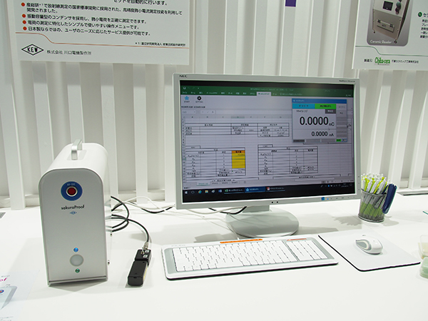 振動容量型コンデンサを搭載した放射線治療装置用電位計「sakuraProof」