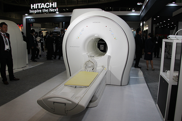 静音化などが特長の1.5T超電導MRI「ECHELON Smart」