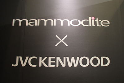 各個室では各メーカーの最新モニタによるmammoditeが展示されている。